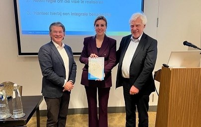 Bericht Staatssecretaris Heijnen neemt Trendanalyse Biotechnologie in ontvangst bekijken
